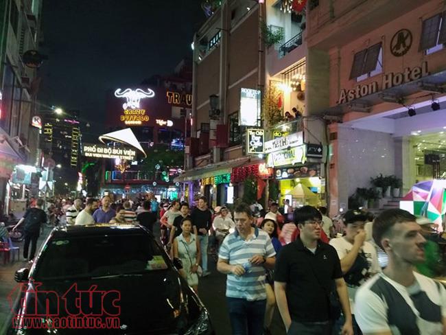 Người dân TP Hồ Chí Minh đổ về trung tâm ngắm hoa, chờ thời khắc pháo hoa Giao thừa ảnh 8